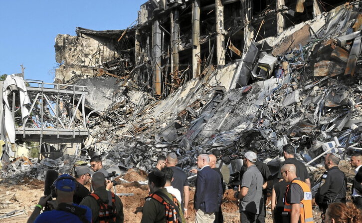 Benjamin Netanyahu visita la sede del Instituto de Ciencias Weizmann, alcanzada por un misil iraní.