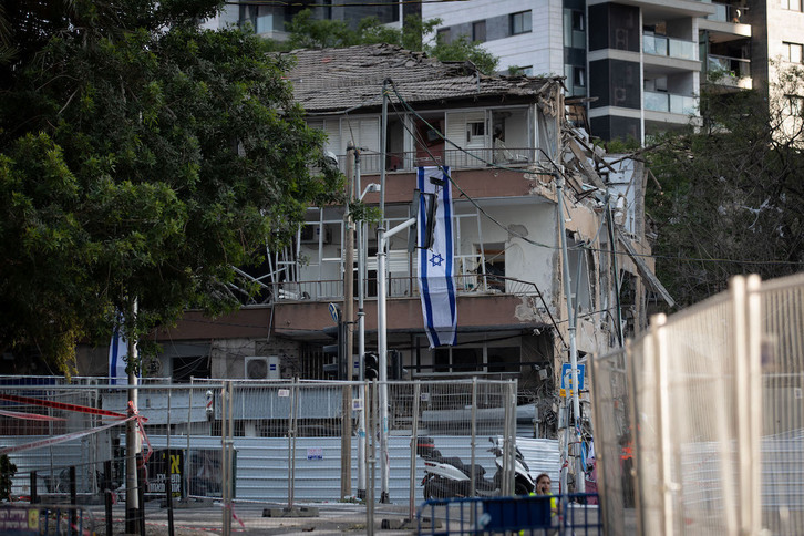 Un edificio dañado el viernes por un misil iraní cerca de Tel Aviv.