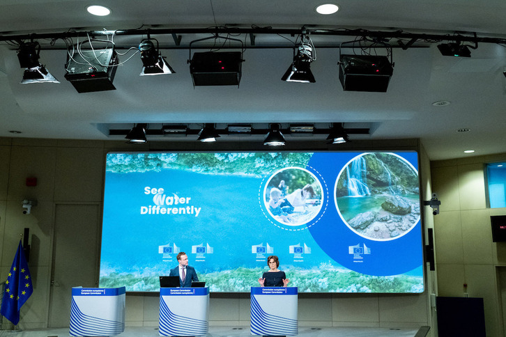 El portavoz Maciej Berestecki durante la rueda de prensa de la comisaria de Medio Ambiente, Jessika Roswall.