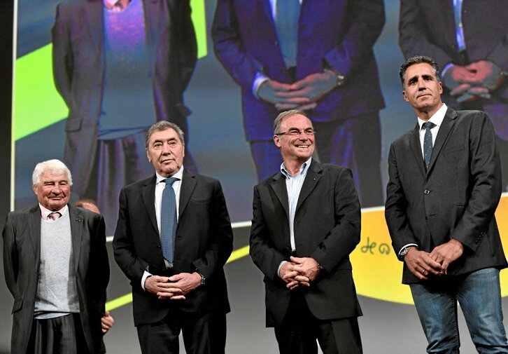 Arriba, Poulidor, Merckx, Hinault e Indurain, en un acto en 2018. Abajo, Merckx aplaude a Pogacar, líder del Tour en 2021.