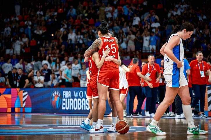 Alegría y jolgorio entre las turcas después de acceder a cuartos de final a costa de Grecia en el Palacio de la Paz y de la Amistad del Pireo.