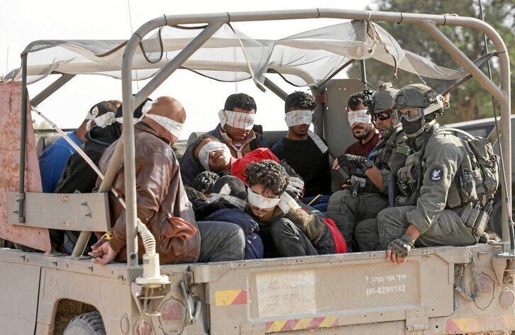 Soldados israelíes se llevan fuera de la Franja de Gaza a varios palestinos detenidos en noviembre de 2023.