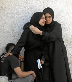 Llanto por los familiares muertos por Israel.