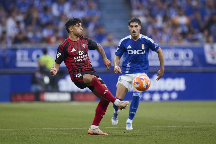 El ‘osasunista’ Iker Benito, uno de los mejores del partido, encara a Nacho Vidal.