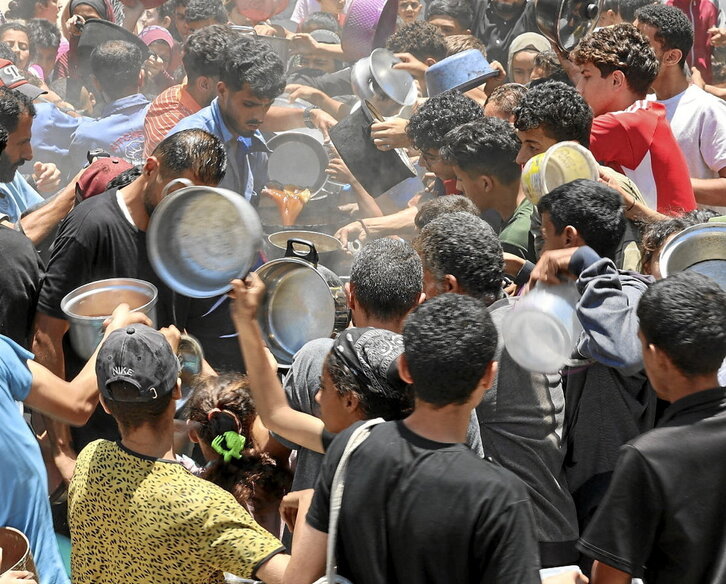 Gazan askotan jende oldeak biltzen dira janari banaketan.