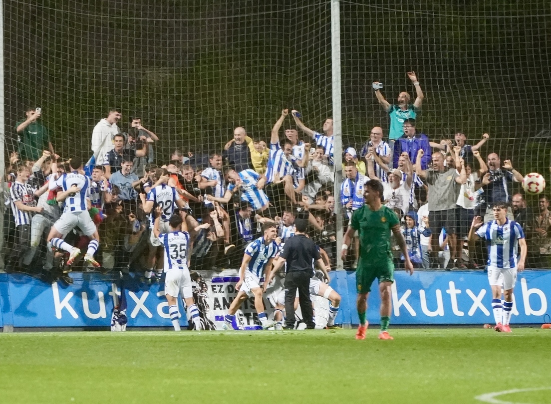 Los realistas celebran el gol de Gibelalde con los aficionados ubicados en ese fondo.