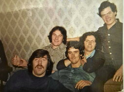 Arriba, varios de los presos fugados del juzgado de Newry, en un piso seguro tras la evasión. Debajo, cartel con las fotografías de los 38 evadidos de la cárcel de Maze en 1983.