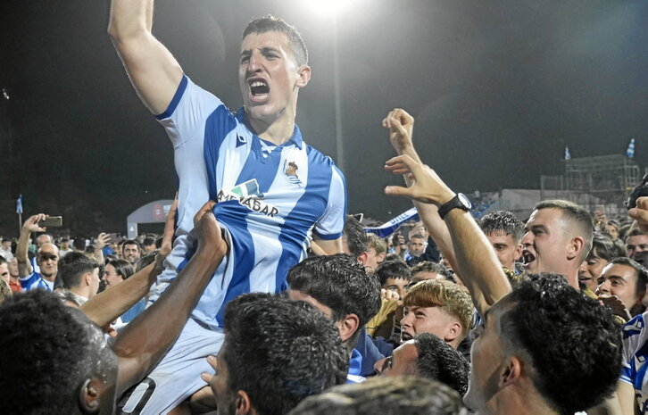 Mariezkurrena es llevado en volandas durante la celebración del ascenso sobre el césped de Zubieta.