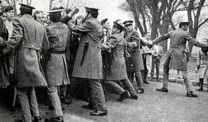 Militares contienen en Burgos a quienes intentaban entrar en la sala de vistas en el proceso de 1970.