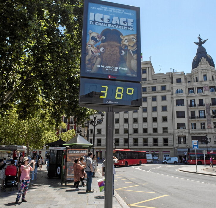 Un termómetro marca 38 grados en El Arenal de Bilbo.