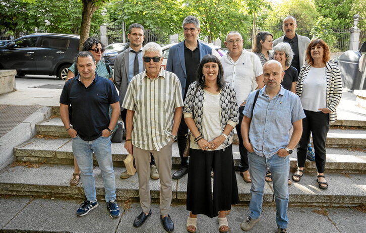 Los acusados, junto a una delegación de EH Bildu y Sortu.