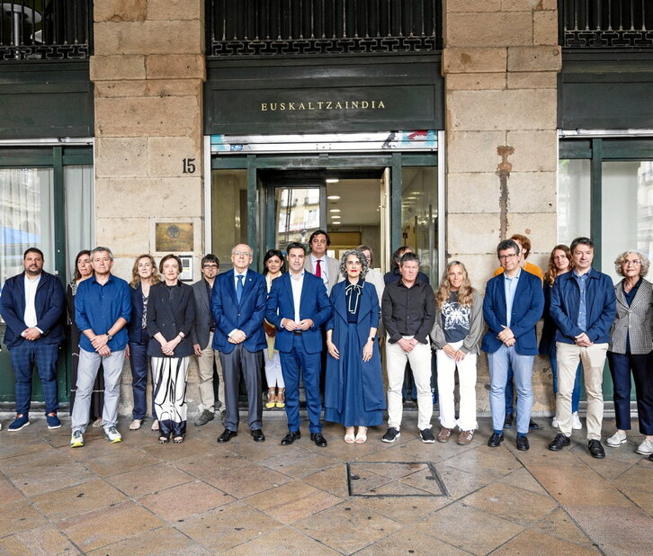 Euskararen Aholku Batzordeko kideak, Euskaltzaindiaren egoitzaren aurrean.