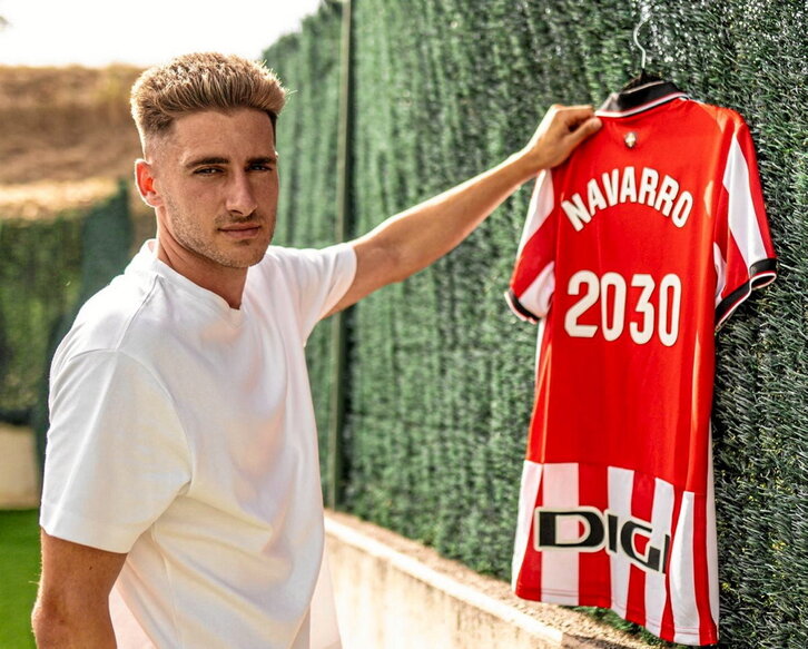 Robert Navarro, en Olloki, con su nueva camiseta.