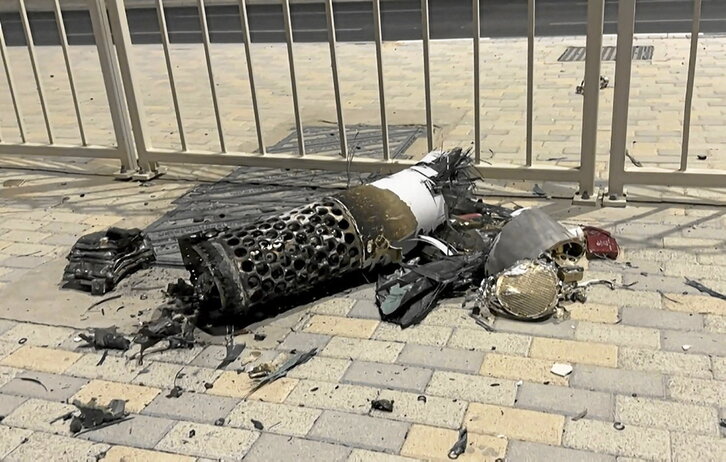 Restos de un misil iraní interceptado en el ataque de ayer en Qatar.