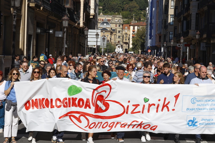 Manifestación en favor de Onkologikoa y su publificación, en Donostia en 2022.