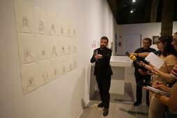 Abel Azcona ha mostrado su obra a los periodistas este martes.