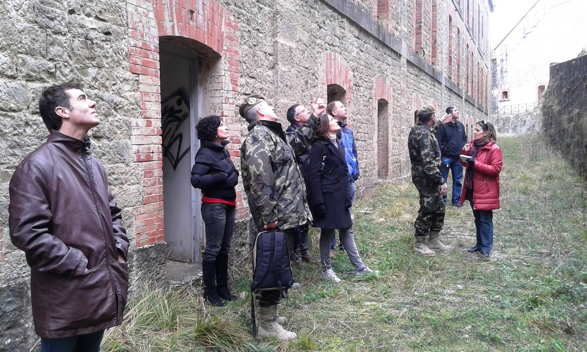El general Álvaro Michael explica a parlamentarios navarros elementos del fuerte Ezkaba en diciembre de 2015. (NAFARROAKO PARLAMENTUA)