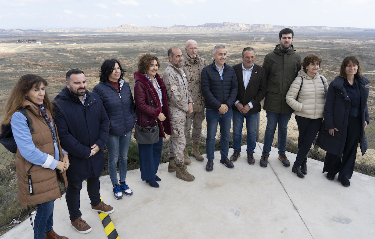 El coronel José Manuel Bellido posa con parlamentarios navarros en la visita al polígono de tiro de Bardenas de marzo. (Jagoba MANTEROLA/FOKU)