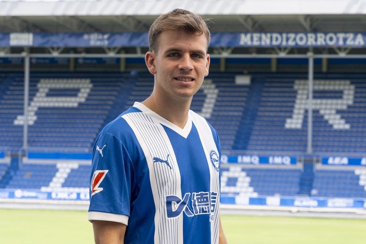 Un sonriente Pablo Ibáñez posa por primera vez como jugador albiazul.