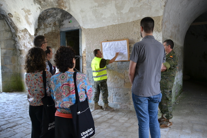 Militares dan explicaciones a los parlamentarios en el interior del fuerte de Ezkaba.