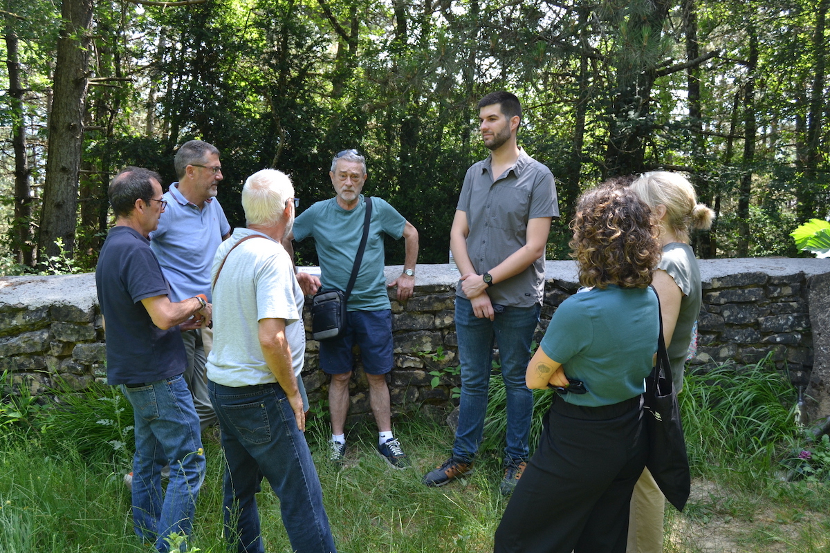 Los miembros de Txinparta, con los parlamentarios en el «cementerio de las botellas». (NAFARROAKO PARLAMENTUA)