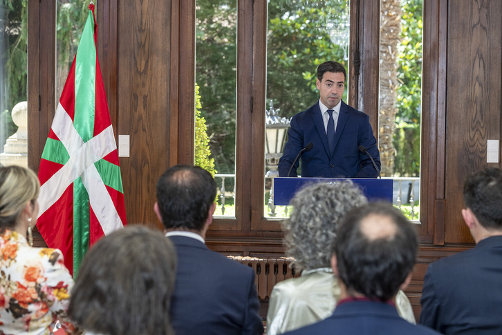 El lehendakari ha intervenido ante su Gobierno y la prensa.