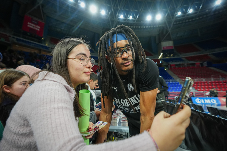 Chima Moneke se saca una foto con una aficionada del Baskonia.