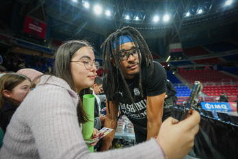 Chima Moneke se saca una foto con una aficionada del Baskonia.