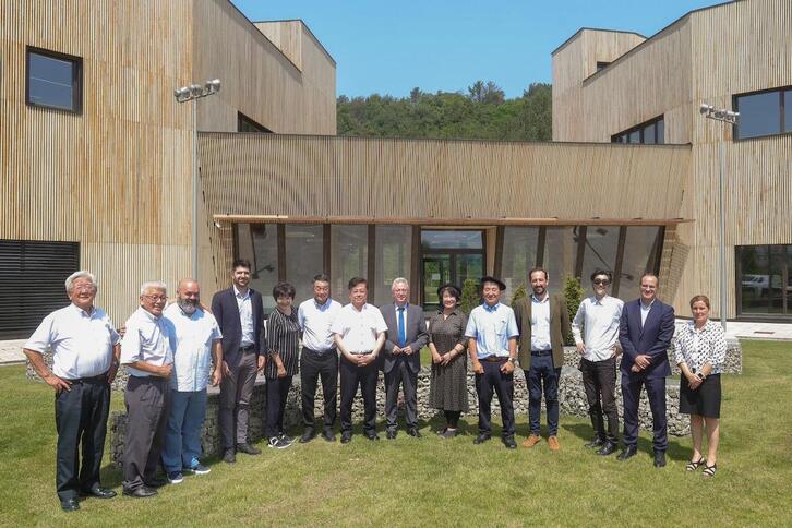 Japoniako ordezkaritza eta Gipuzkoako Aldundikoa Naturklima fundazioaren egoitzan.