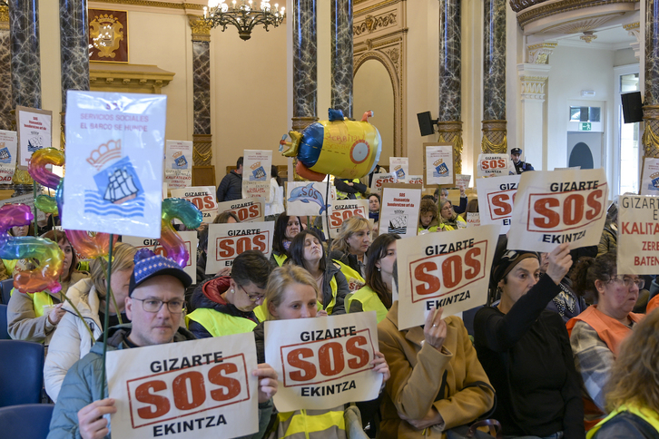 Protestas de la plantilla de Acción Social en un pleno municipal de Donostia.