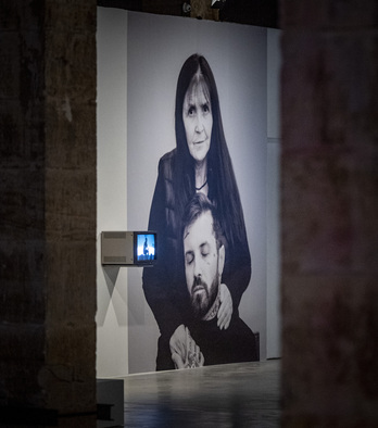 Imagen de la performance de Abel Azcona y su madre expuesta en Montehermoso.