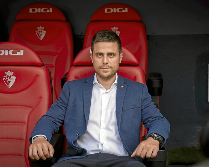 Lisci posó en el que será su banquillo la próxima temporada.