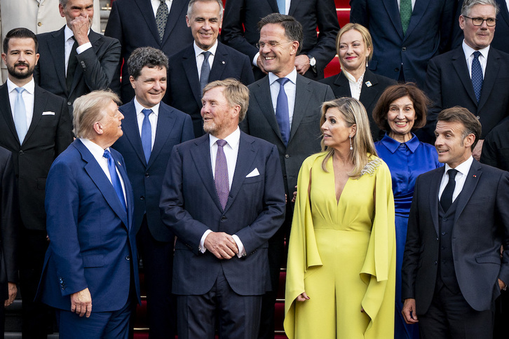 Trump mira a Rutte en la foto familiar previa a la cumbre de la OTAN.