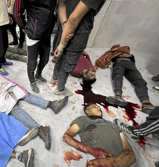 Heridos en las trampas del hambre, en el suelo del hospital Al Awda.