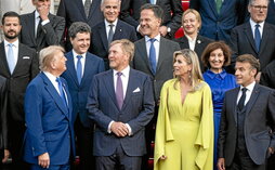 Trump mira a Rutte en la foto familiar previa a la cumbre de la OTAN.