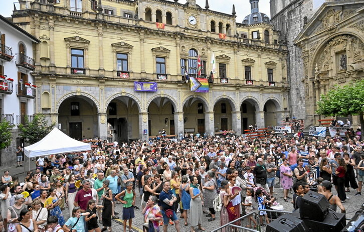 Arratsaldean egin zen mobilizazioaren irudi bat.