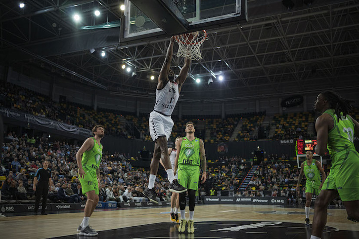 Marvin Jones se cuelga del aro en un partido de la pasada FIBA Eurocup.