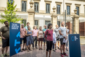 Euskal Herriko Torturaruen Sarea Legebiltzarraren aurrean egindako agerraldia.