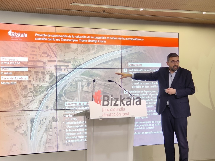 Carlos Alzaga cuando presentó las obras de reordenamiento de los carriles en Rontegi.