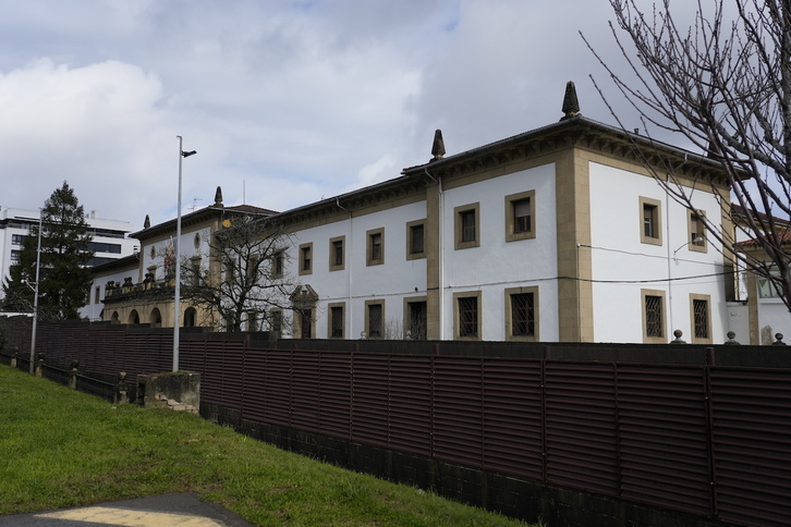 Iñaki Esparza Martuteneko kartzelara hurbildu dute.