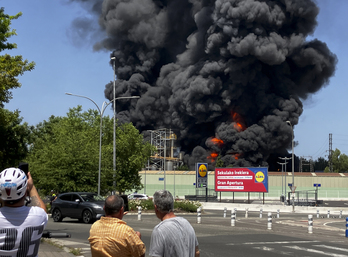 El incendio en la planta de LEA generó una enorme humareda.