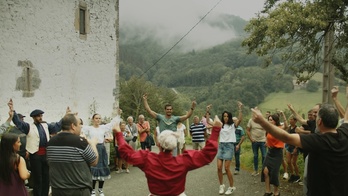 Irrintzi dantza taldea San Kristobalgo erromerian ikus daiteke dokumentalean.