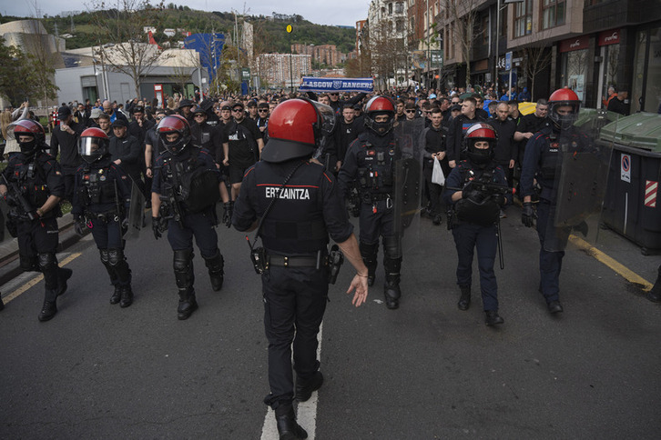Despliegue de la Ertzaintza antes de un partido de fútbol en Bilbo.