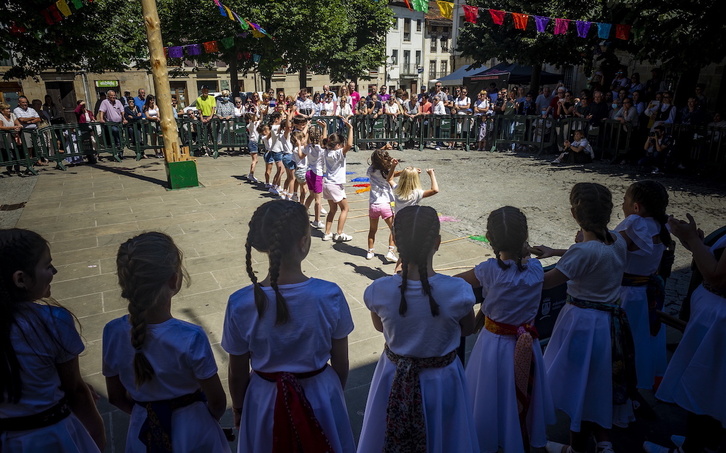 Dantzari txikien emanaldia, Eskoriatzako plazan.