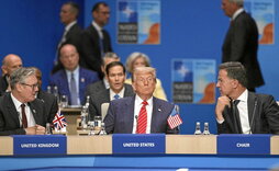 Donald Trump, flanqueado por Keir Starmer y Mark Rutte, durante la cumbre.