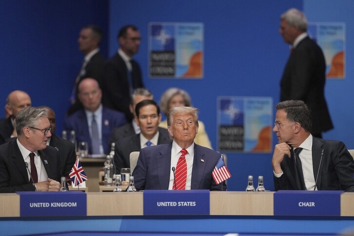 Donald Trump, flanqueado por Keir Starmer y Mark Rutte, durante la cumbre.