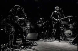 Ruper Ordorika eta Mugalariak zuzenean.