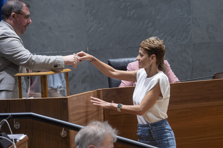 María Chivite, interpelada por UPN y PP, vota a la nueva vicepresidenta (que será Maite Esporrín tras los relevos en el PSN) durante la sesión plenaria..