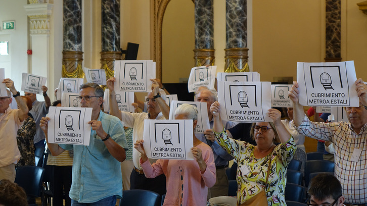 Vecinos y vecinas de Amara Berri han acudido con carteles al pleno de este jueves en Donostia.