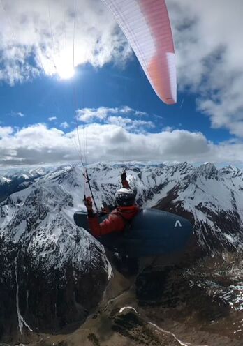 Mattin Iñigez hegalari zegamarra, hegaldi betean.